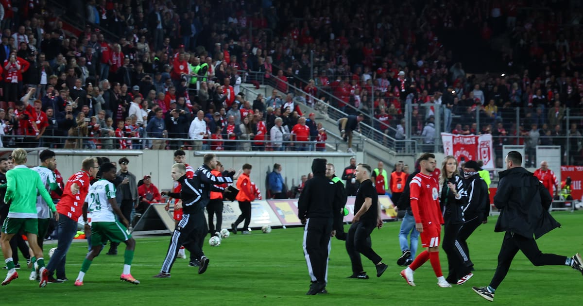 Krawalle und Platzsturm nach Regionalliga-Spiel