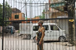 ARCHIV - 20.02.2025, Pakistan, Islamabad: Ein Wachmann steht vor dem Haji-Abschiebezentrum in der pakistanischen Hauptstadt. Zahlreiche Afghanen aus dem deutschen Aufnahmeprogramm befinden sich seit einigen Tagen im Abschiebezentrum. Ihnen droht die Abschiebung in ihre Heimat Afghanistan. (zu dpa: «Regierung: 211 Afghanen aus Aufnahmeprogramm abgeschoben») Foto: Nabila Lalee/dpa +++ dpa-Bildfunk +++