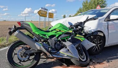 Unfall auf Kreuzung bei Dresden: Motorradfahrer schwer verletzt