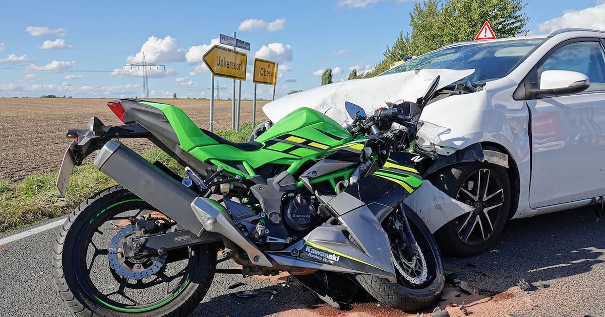Unfall auf Kreuzung bei Dresden: Motorradfahrer schwer verletzt