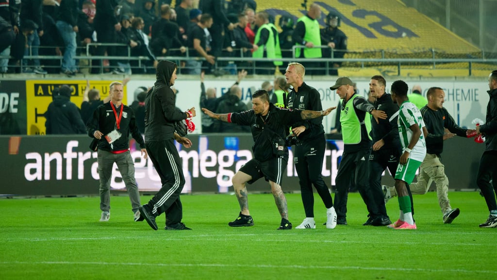 Hallescher FC gegen Chemie Leipzig: Randale, Platzsturm, Spieler angegriffen!