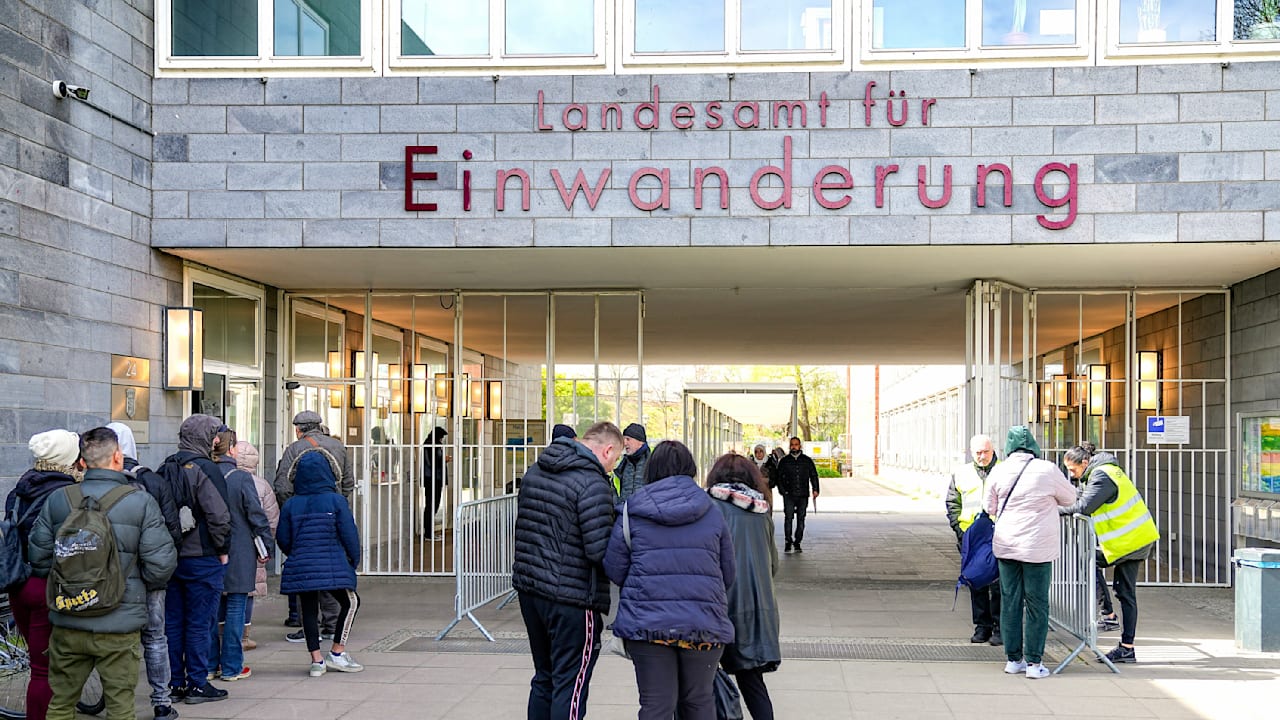 Gunnar Schupelius: Die massenhafte Einbürgerung lässt Fragen offen | Regional