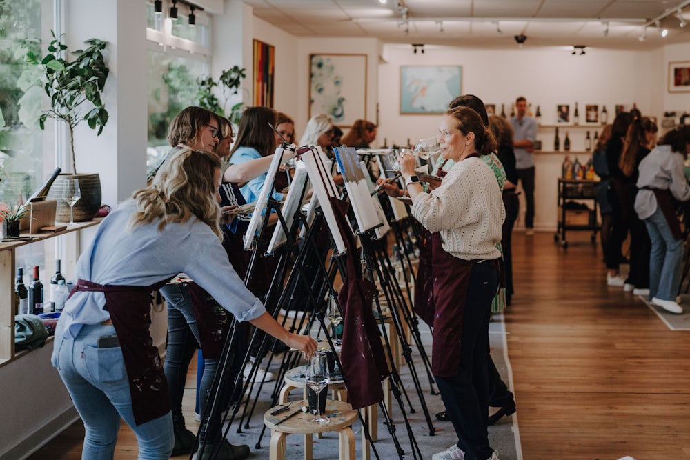 Bei Entkorkter Kunst darf selbst Hand angelegt werden: Hier wird verkostet und gemalt.