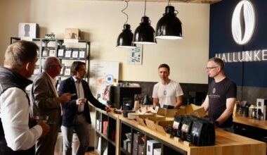 Hoher Besuch aus Magdeburg: Staatssekretär  Gerd Zender (2.v.l.) während der Übergabe der Ehrung „Kulinarischer Stern“ im Gespräch mit den Inhabern der Hallunken-Kaffeerösterei  Christian Thiede (2.v.r.) und Wolfgang Schlegel (r.)