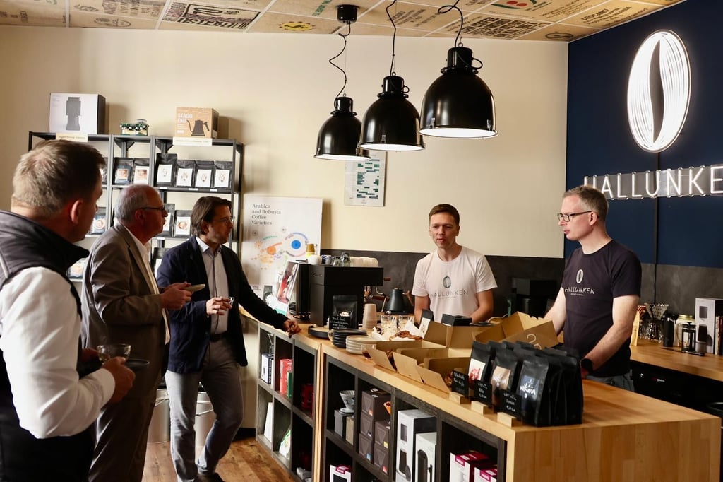 Hoher Besuch aus Magdeburg: Staatssekretär  Gerd Zender (2.v.l.) während der Übergabe der Ehrung „Kulinarischer Stern“ im Gespräch mit den Inhabern der Hallunken-Kaffeerösterei  Christian Thiede (2.v.r.) und Wolfgang Schlegel (r.)