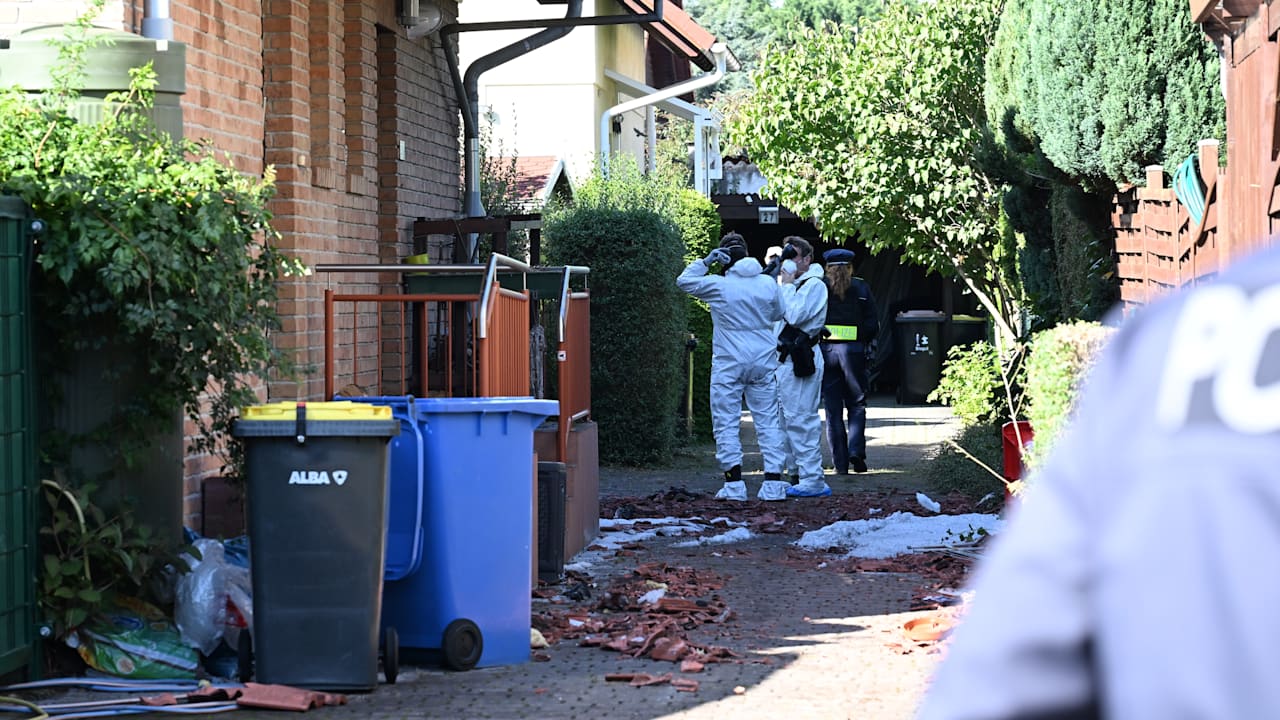 Zwei Männer tot: Mutmaßlicher Mörder nach Hausbrand auf der Flucht | Regional