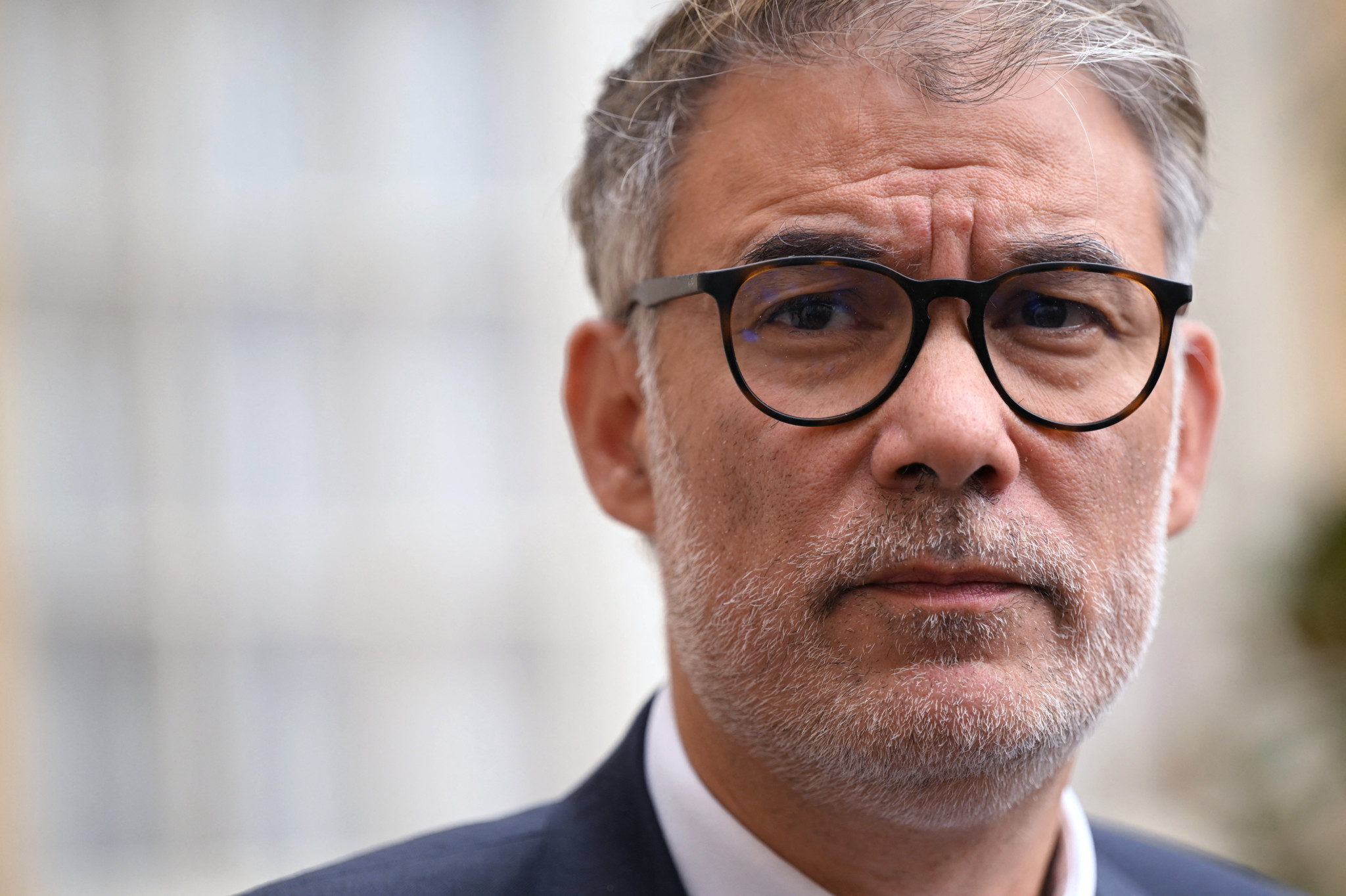 Der Erste Sekretär der französischen Sozialistischen Partei, Olivier Faure, spricht zur Presse nach einem Treffen mit dem französischen Premierminister vor einer Vertrauensabstimmung im Hotel de Matignon, Paris.