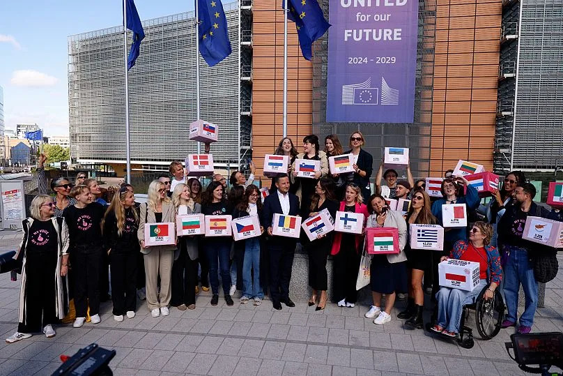 Die europäische Bürgerinitiative „My Voice, My Choice“ vor dem Gebäude der EU-Kommission.