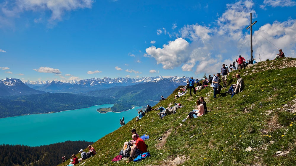 An einem Tag von München aus realisierbar: die Jocheralm mit Blick auf den Walchensee.
