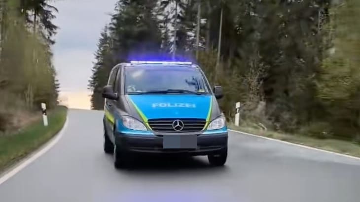 Polizei zieht dieses Auto aus dem Verkehr: Aufschrift ähnelt ihr sehr | Regional