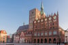Im Stil der norddeutschen Backsteingotik errichtet wurde das Stralsunder Rathaus, das sich inmitten der Altstadt befindet.