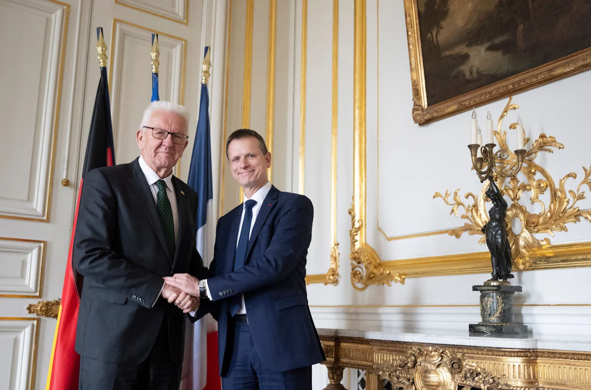 Delegationstrip - Kretschmann in Frankreich: Nur gemeinsam werden wir bestehen - Politik