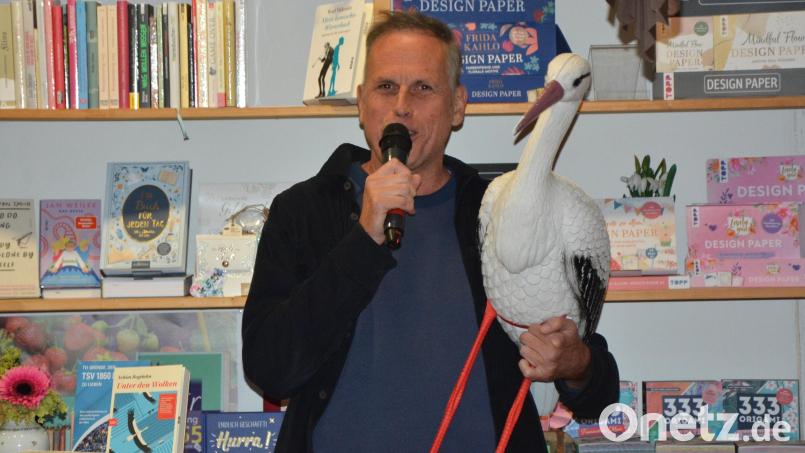 Achim Bogdahn hatte auch seinen Schwan vom Titelblatt seines Buches nach Tirschenreuth mitgebracht. Bild: jr