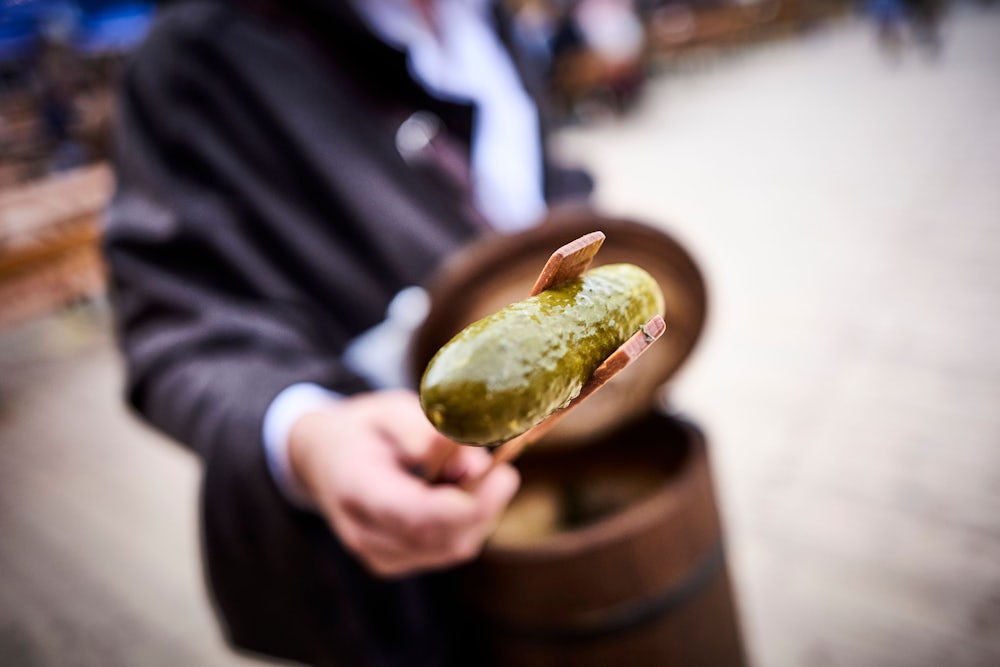 Die Essiggurken fischt er mit einer Zange aus dem Holzfass, das samt Füllung gute zehn Kilo wiegt.