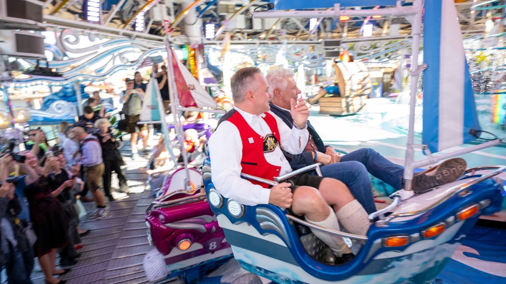 Entgegen seiner Gewohnheit wagte sich Münchens Oberbürgermeister Dieter Reiter (rechts) mit Wiesnchef Christian Scharpf in ein Fahrgeschäft: dem „Happy Sailor“.