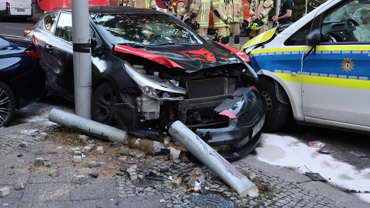 Unfall in Berlin: Polizist nach Crash in Lebensgefahr | Regional