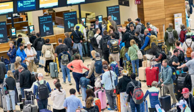 Nach Cyberangriff: Lange Warteschlangen am Flughafen BER | Regional