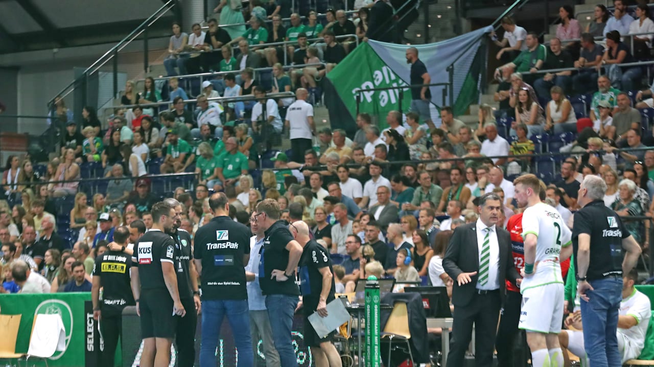 Leipzig: Krankenschwester rettet Frau bei Handballspiel das Leben | Sportmix