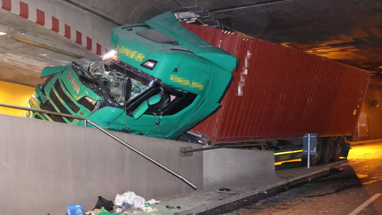 Fahrer alkoholisiert: Heftiger Lkw-Unfall im Berliner Tiergartentunnel | Regional