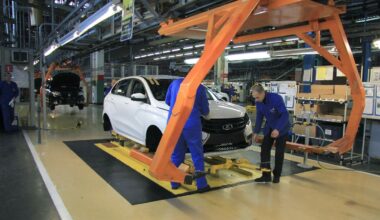 Mitarbeitern droht Kurzarbeit: Russlands Wirtschaft schwächelt - schwere Krise bei Autobauern