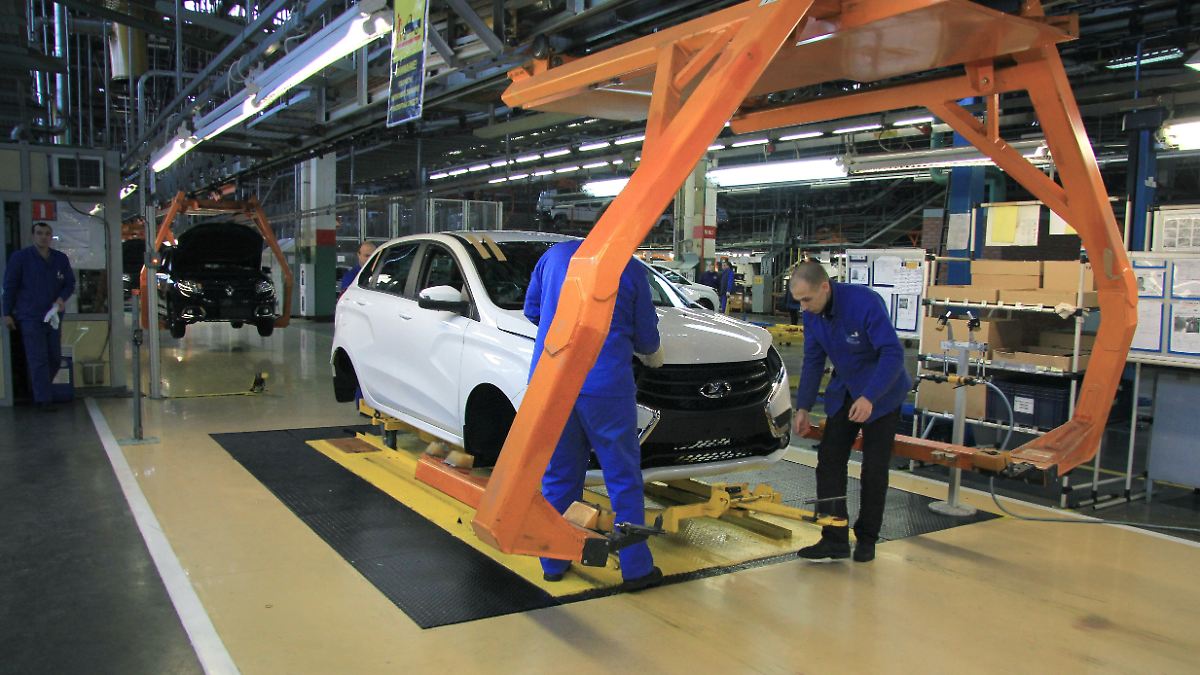 Mitarbeitern droht Kurzarbeit: Russlands Wirtschaft schwächelt - schwere Krise bei Autobauern
