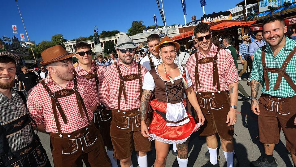 Eine Gruppe Touristen auf dem Oktoberfest.