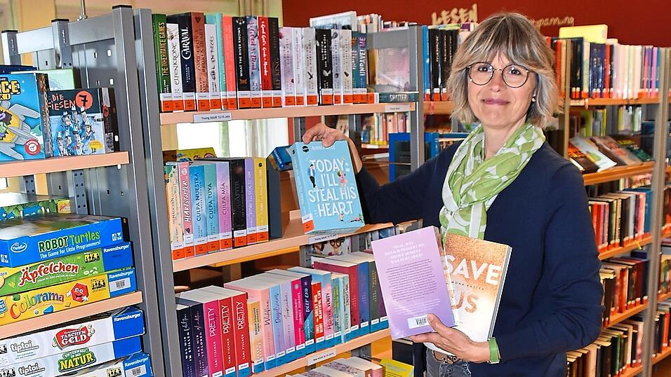 Büchereileiterin Monika Schmidtler stellt die neuen Bücher vor.