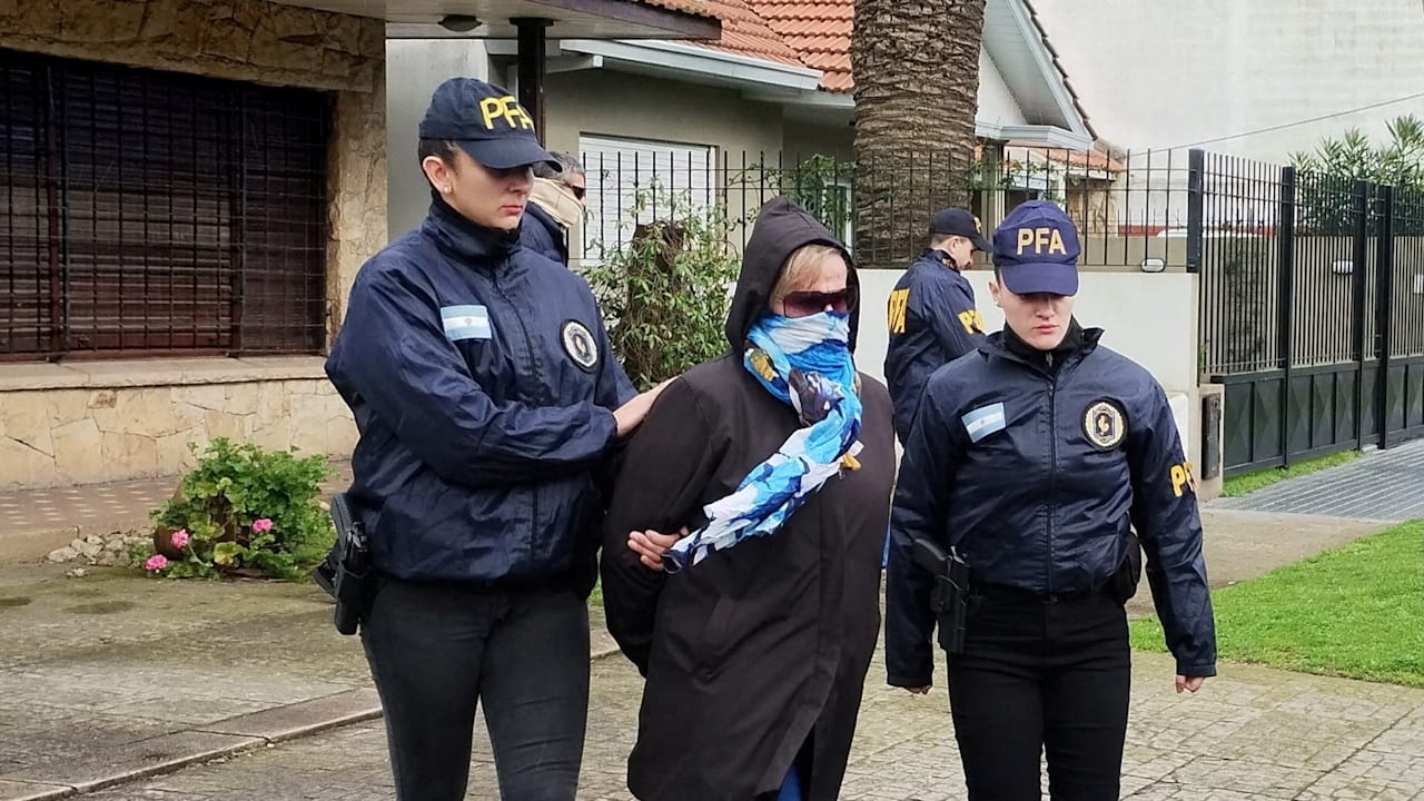 Tochter von Hitlers Finanz-Berater festgenommen: Nazi-Raubkunst hing über ihrem Sofa - BILD