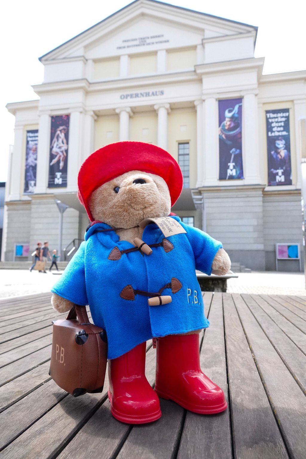 Paddington Bär freut sich schon auf seinen Auftritt im Opernhaus in Magdeburg. 