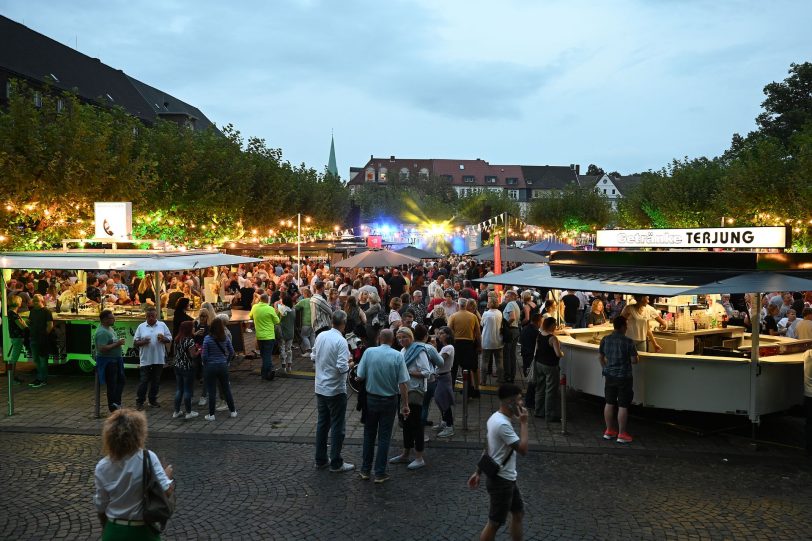 Große Sause vor dem Rathausplatz