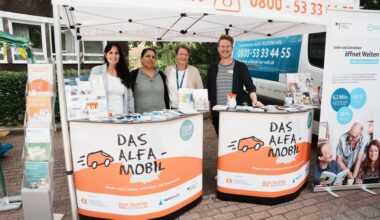 Spenden helfen Menschen, im Alter lesen zu lernen
