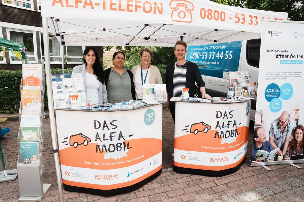 Spenden helfen Menschen, im Alter lesen zu lernen