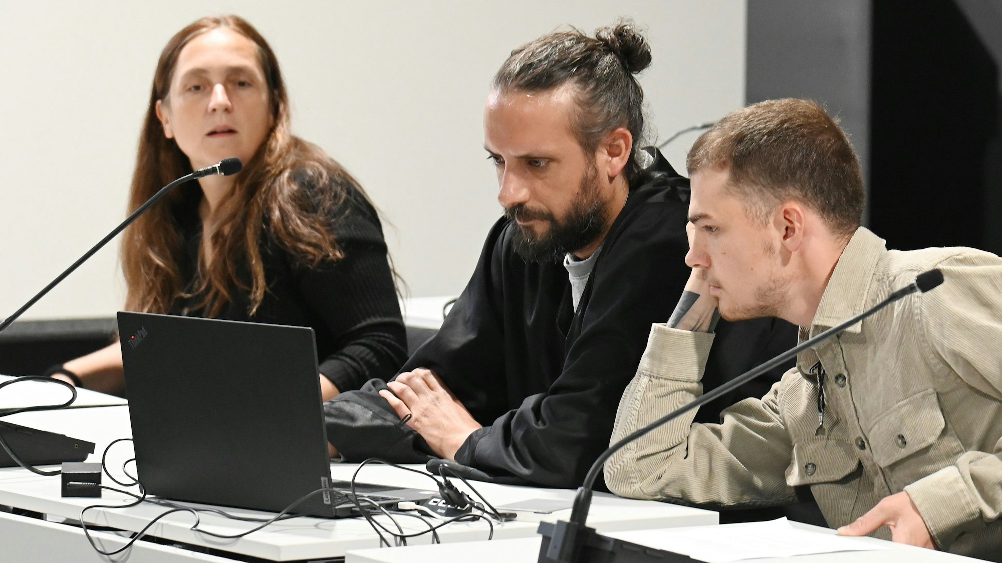 Die Klimaaktivisten mit Verteidiger Christian Gottschling im Kölner Amtsgericht