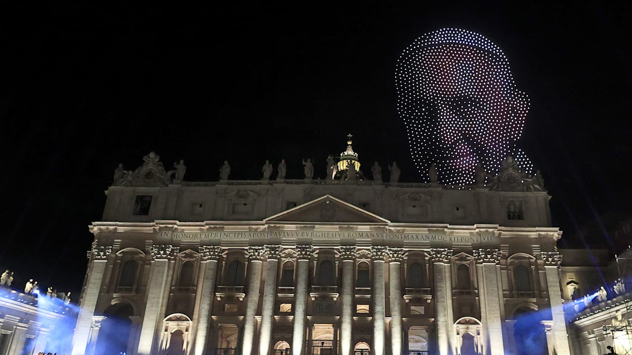 Drohnen über Vatikan: Musk-Bruder lässt Papst Franziskus auferstehen | Geld