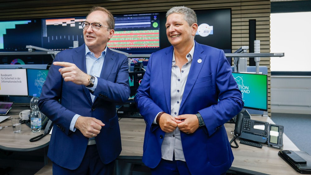 Auch die Chefin des Bundesamts für die Sicherheit in der Informationstechnik ist betroffen: Claudia Plattner mit Innenminister Alexander Dobrindt im IT-Lagezentrum des BSI.