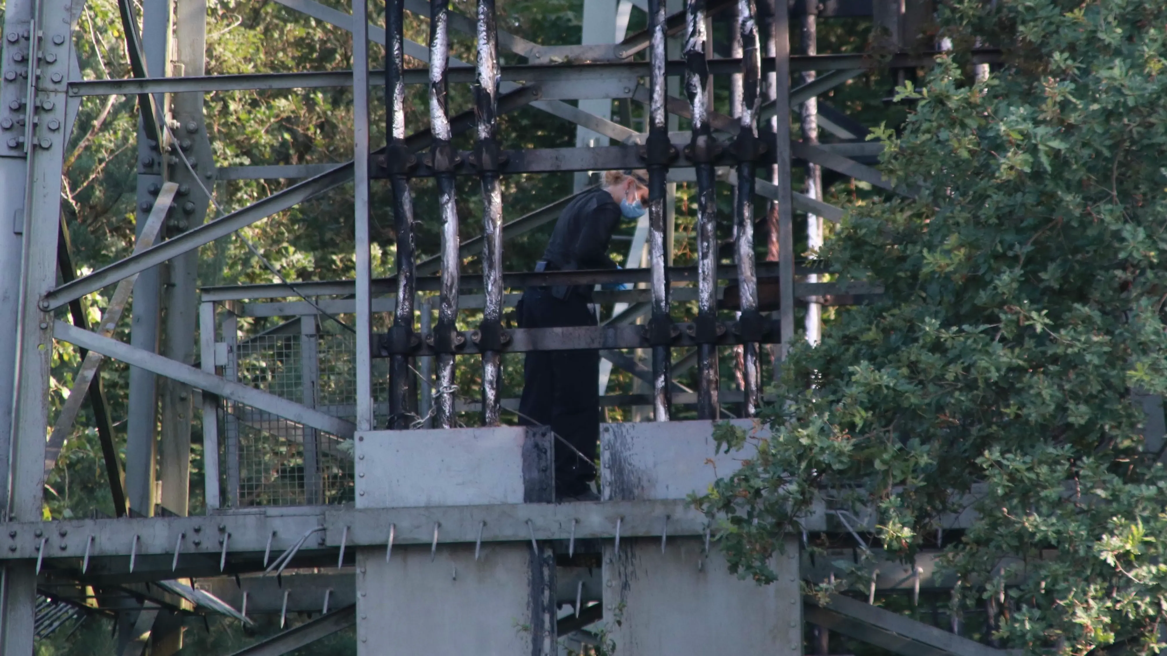 Nach dem Brand liegen mehrere Stromkabel frei, deren Isolierung geschmolzen ist. Offensichtlich haben die Täter zusätzlich eine Kette um die Kabel gelegt, um einen Kurzschluss zu verursachen.