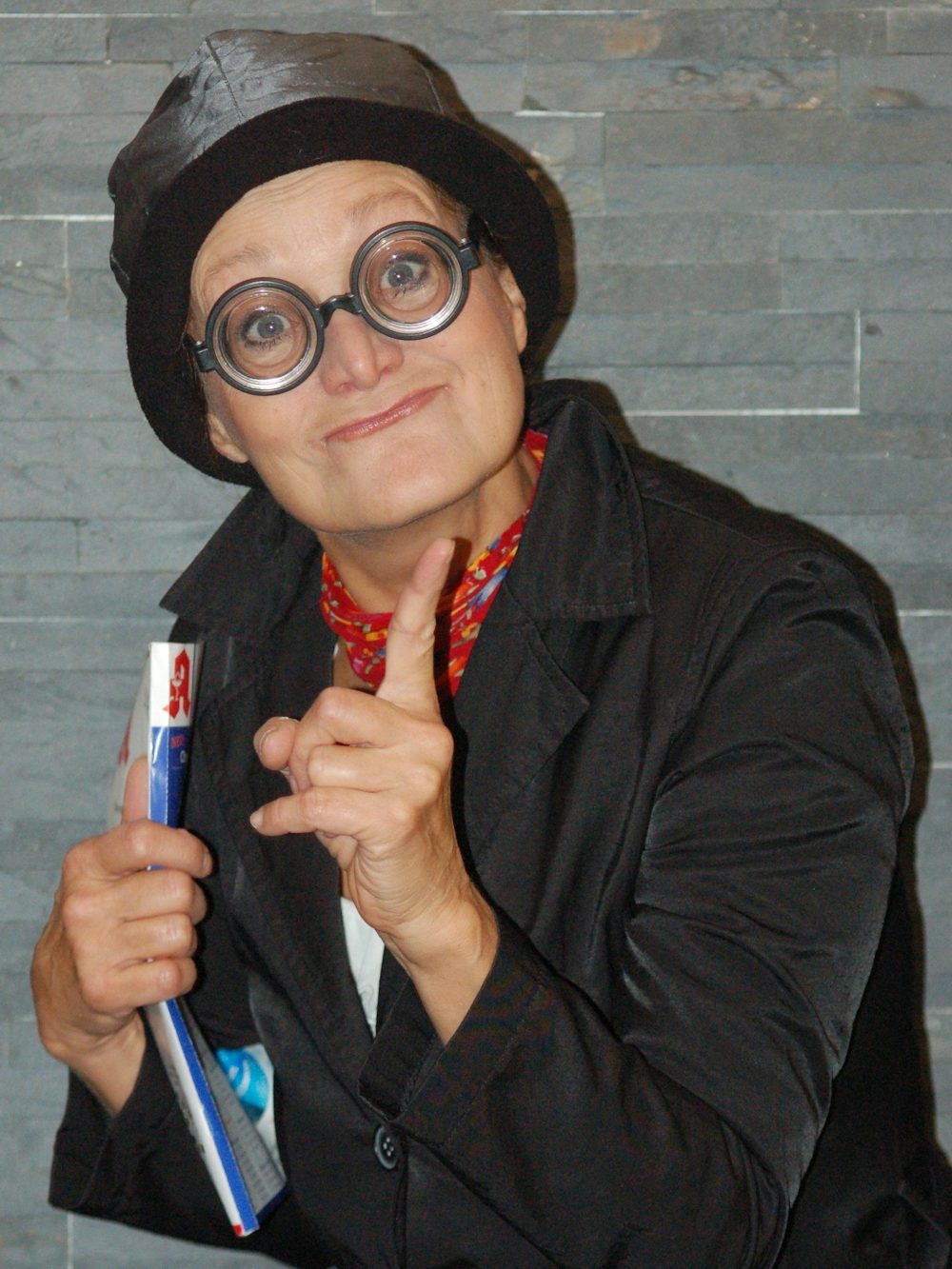 Wieder mit dabei in Barbara Weinzierls neuem Solo „#Alles gut?!“: Ihre Kultfigur, die Omma, die auch mit 98 nichts anbrennen lässt.