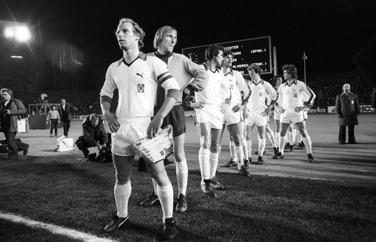 Der Captain Berti Vogts führt die Borussia 1978 im Europacup der Landesmeister aufs Feld.