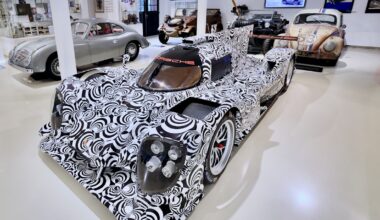 Mann aus Hamburg fährt die seltensten Autos der Welt | Regional