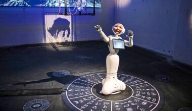 Überbordende Ars Electronica mit Ziegenkult im dystopischen Reisebüro - Kunst