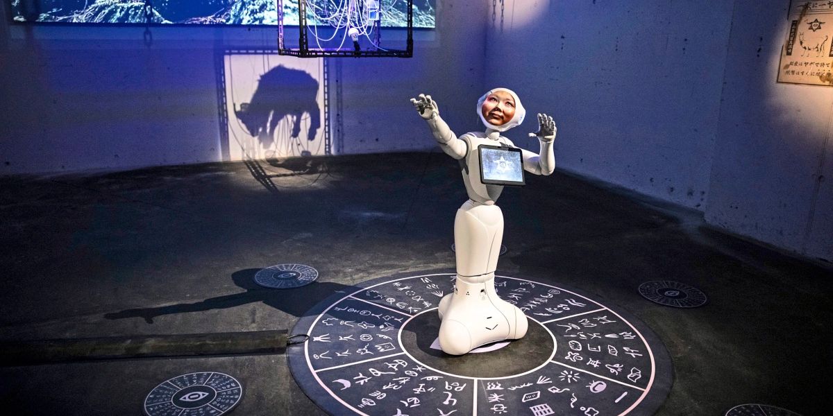 Überbordende Ars Electronica mit Ziegenkult im dystopischen Reisebüro - Kunst