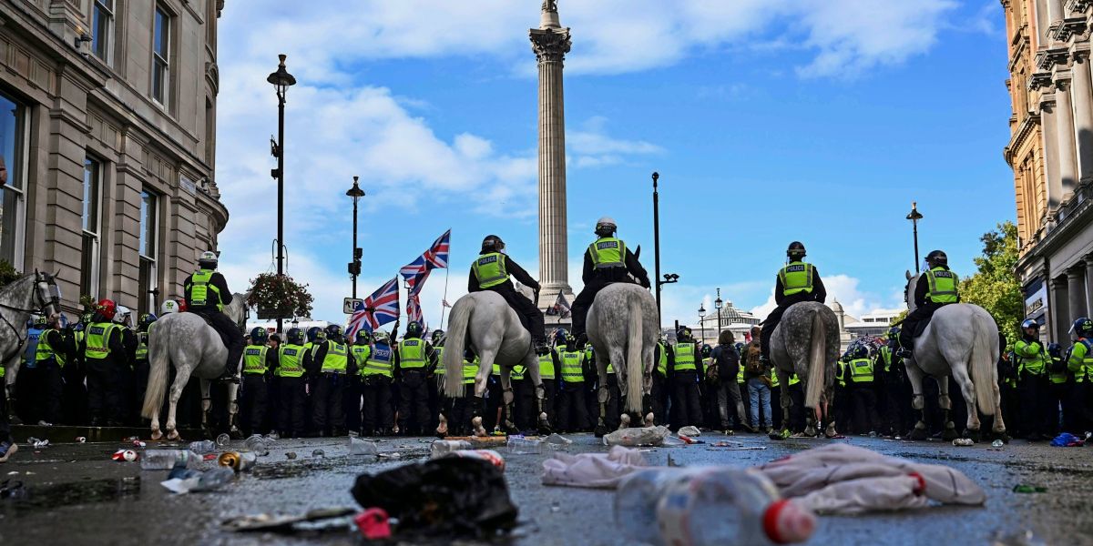 Starmer kritisiert Rechtsextreme, die "Flagge als Symbol für Gewalt" nutzen - Großbritannien