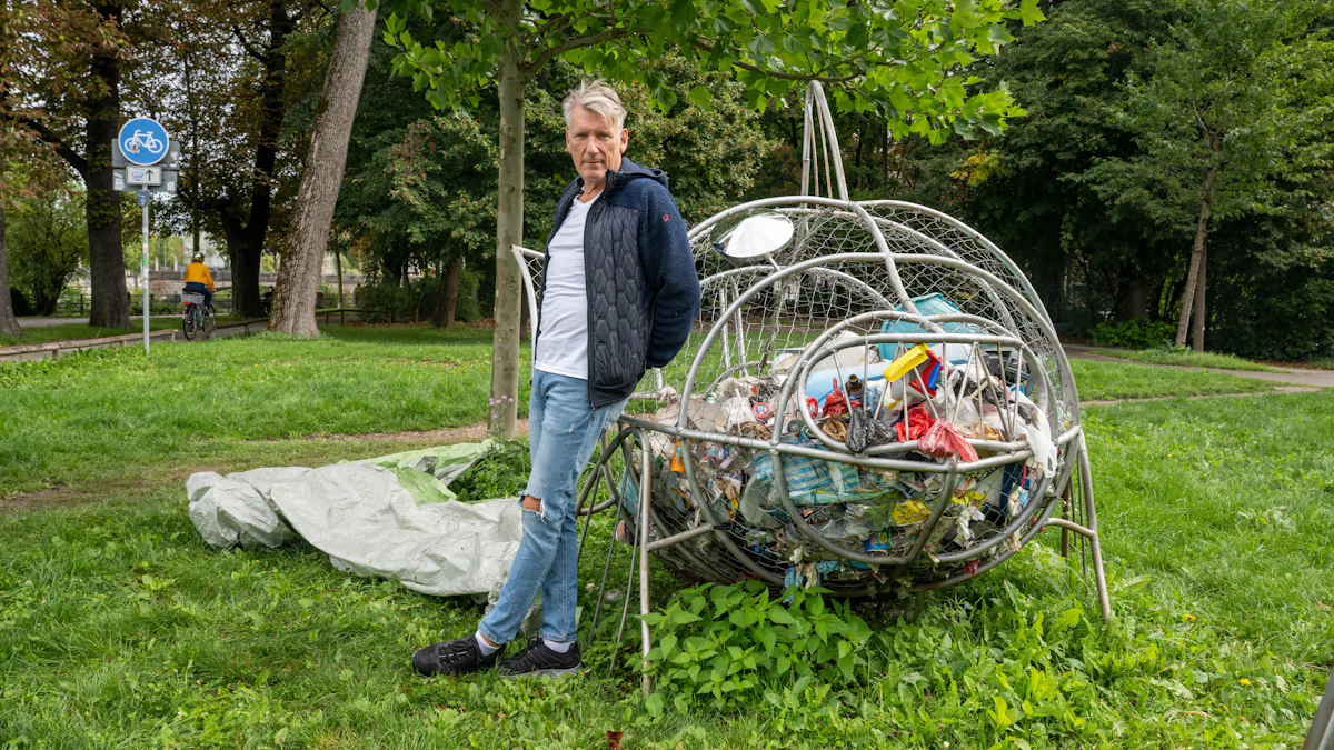 Kunstinstallation führt zu Anwohnerbeschwerde: Der Müllfisch muss weg - wegen Müll - München