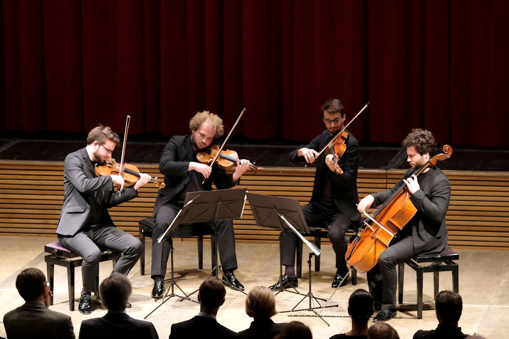 Klassisches Streichquartett-Habiat: Das Goldmund Quartett bei „Klassik pur im Isartal“ in der Loisachhalle  in Wolfratshausen.