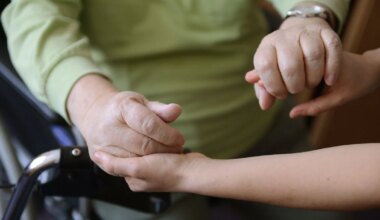 Nürnberg: Beschäftigte eines Pflegediensts wegen Bandenbetrugs angeklagt - Bayern