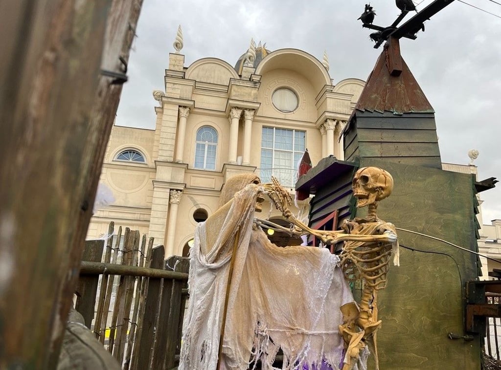 Tanzender Grusel am Parkeingang: Schon beim Betreten des Belantis-AbenteuerReichs sorgen die fröhlichen Skelette für Halloween-Stimmung.