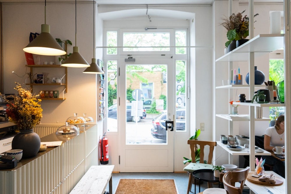 Ein gewisser Ikea-Vibe lässt sich nicht abstreiten: In Wohnzimmeratmosphäre gibt es  im „Fika“ süßes Gebäck, belegte Brote und Mittagsgerichte wie in so manchem Restaurant in Schweden.