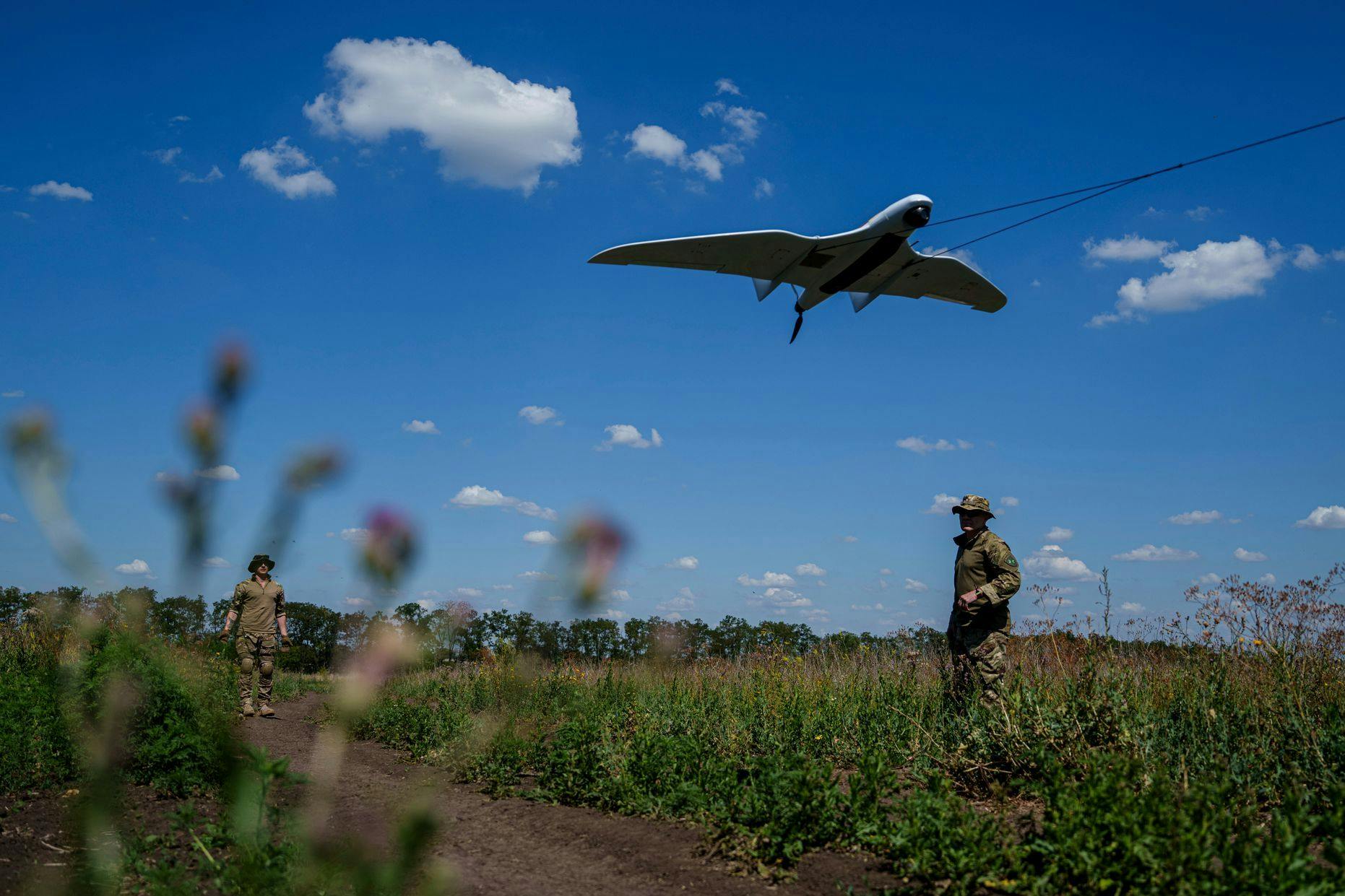 Ukrainische Soldaten der Aufklärungseinheit Ochi starten eine Furia-Drohne, um russische Stellungen an der Frontlinie zu überfliegen.