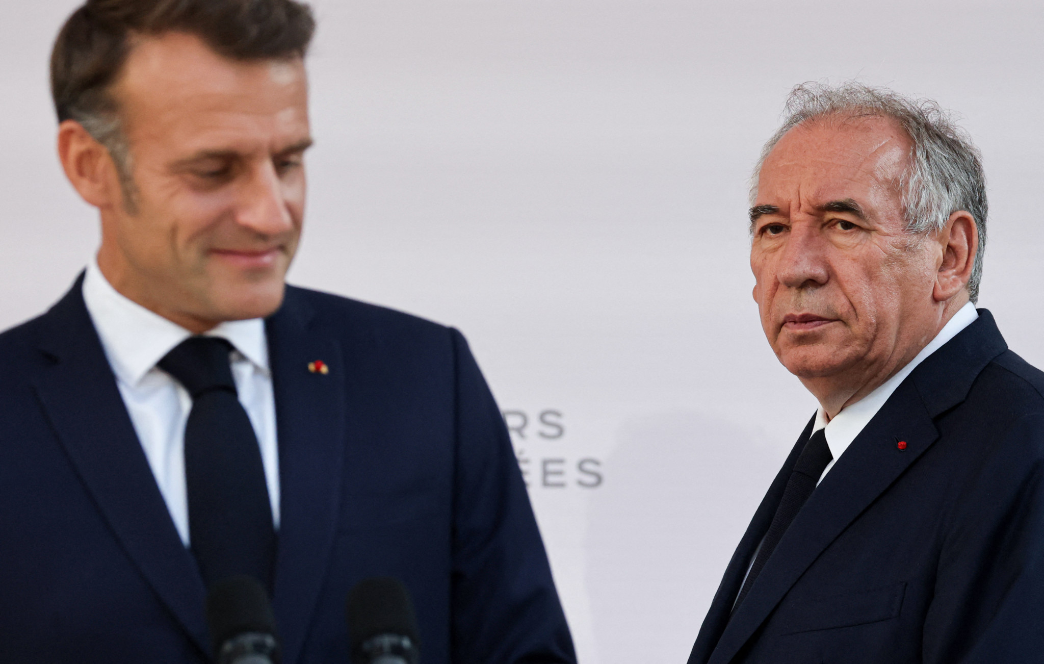 Der französische Premierminister Francois Bayrou und Präsident Emmanuel Macron bei einer Rede an Armeeführer am 13. Juli 2025 in Paris.