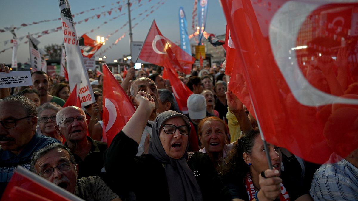 CHP im Visier der Behörden: Türkei nimmt dutzende weitere Oppositionspolitiker fest